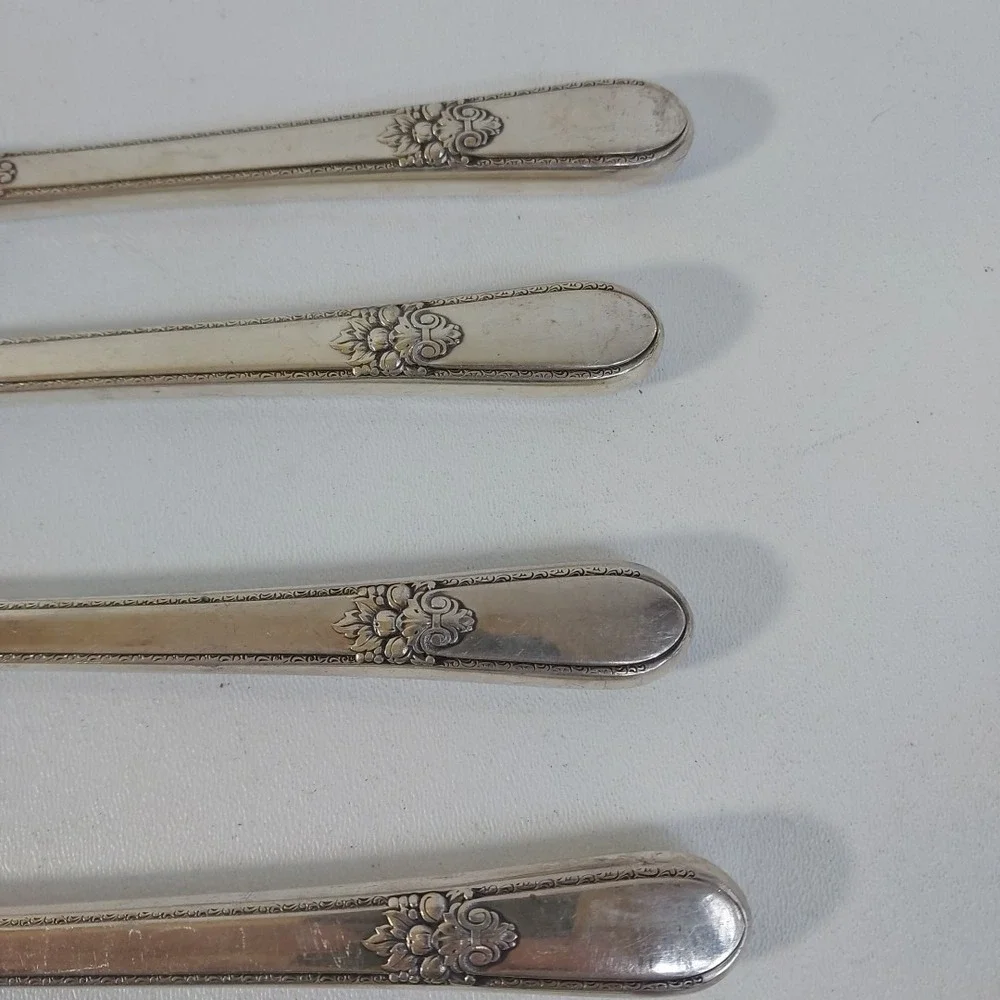8 Vintage 1847 Rogers Brothers Silver Plated‎ Adoration Dinner Knives